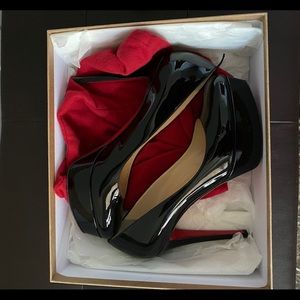 Christian Louboutin black patent pump💯Authentic